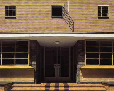 602025 Gezicht op de ingang van het Raadhuis (Dudokpark 1) te Hilversum.